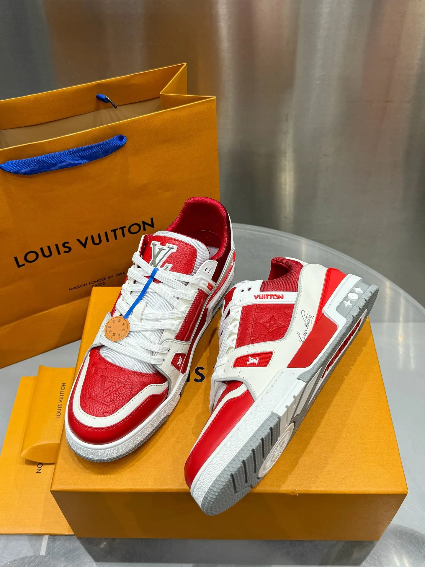 👟👟Ex-factory price 740👟👟 LOUIS VUITTON - the best-looking sneakers by Virgin Abloh, Lv Brand strongly recommends new products, official website limited edition retro basketball sneakers! Both high-top and low-top models spent money to purchase the original 1:1 accurate replica, the details are invincible, full of sincerity, imported custom-made original cowhide, the original package method is the same, the details are 100% restored, the private model customizes the original one-piece TPU outsole, which is different from other brands, without the original version, this effect cannot be achieved! LV’s best-looking couple shoes in the past, don’t miss it! Size: 35-45